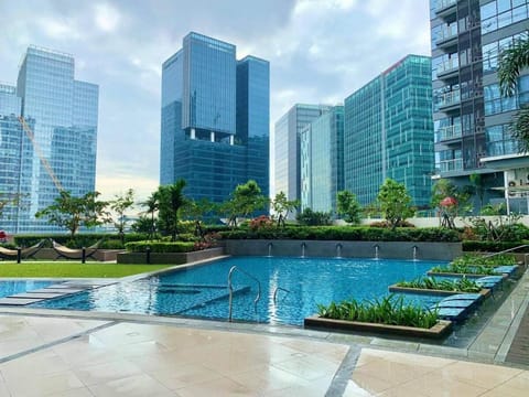 Bright and cozy 1 BR executive unit in Uptown BGC Copropriété in Makati