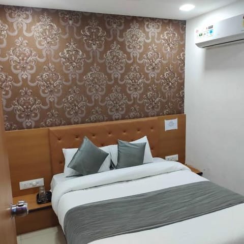 OYO 90158 Hotel Global Vacation rental in Vadodara