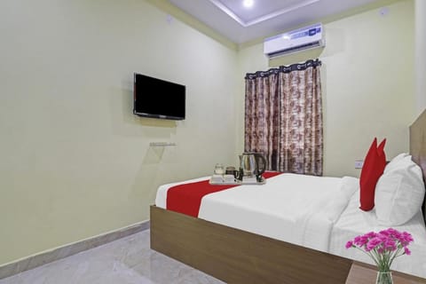 OYO Hotel R Square Hotel in Hyderabad