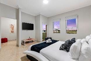 Modern 5 Bdrm House near Melb Airport, Sleep 10  Vacation rental in Diggers Rest