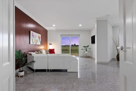 Modern 5 Bdrm House near Melb Airport, Sleep 10  Alquiler vacacional in Diggers Rest