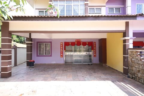 OYO Homes 90575 CK Bahau Homestay Hotel in Bahau