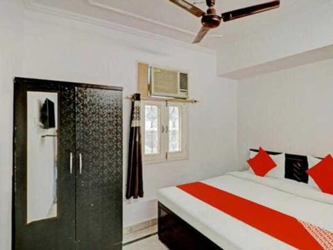 OYO Max Residency Near Dlf Avenue Saket Hotel in New Delhi