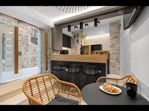 Entire house - 2 Flat Apartment With Terrace And Outdoor Shower Urlaubsunterkunft in Šibenik