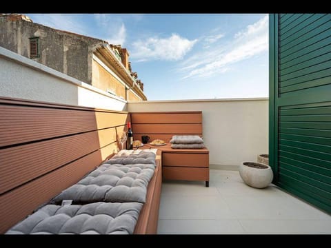 Entire house - 2 Flat Apartment With Terrace And Outdoor Shower Urlaubsunterkunft in Šibenik