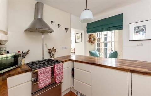 Comfortable home with four bedrooms Vacation rental in Edinburgh