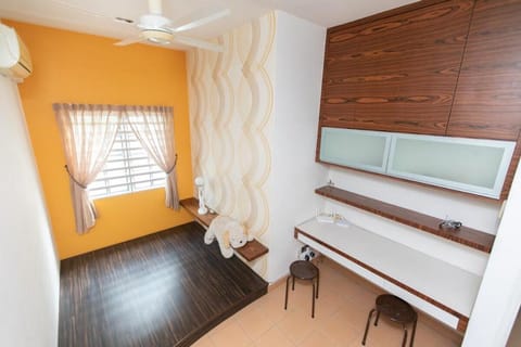 Cheerful 4 BR home with Futsal Game Near to SPICE Casa vacanze in Bayan Lepas
