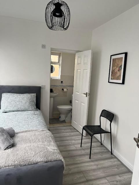 Cheerful 5 bedroom house with en Suite toilets Vacation rental in Northampton