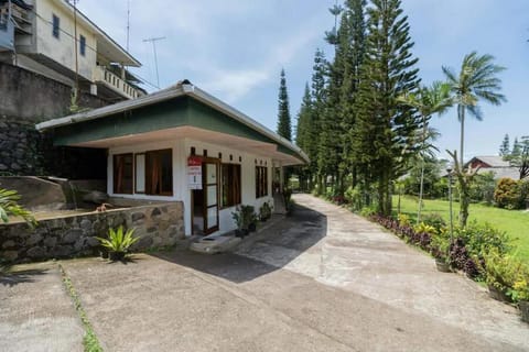 Urbanview Hotel Griya Astoeti 2 Cisarua Puncak by RedDoorz Vacation rental in Cisarua