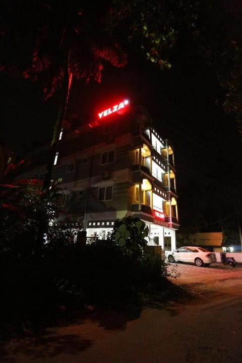 Two Mins To Rajagiri Hospital  2BR Apt  W/ AC Condominio in Vypin