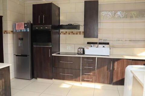 Spacious and Central Lovely Home in Morningside Bed and Breakfast in Sandton