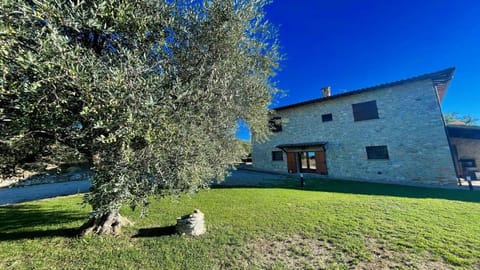 Sleeps 10 Sensational views surround exceptional villano neighbours Wifi Vacation rental in Umbria