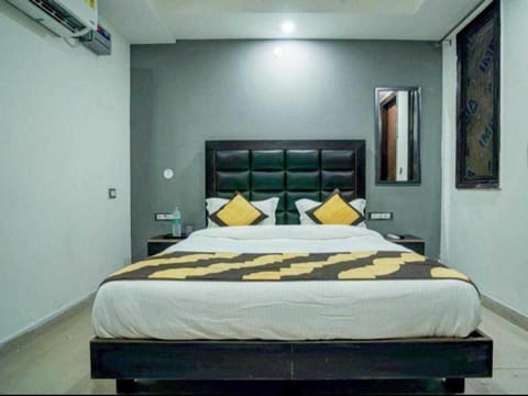 POP Hotel Lajwanti Dlx Near Pacific Mall Tagore Garden Hotel in New Delhi