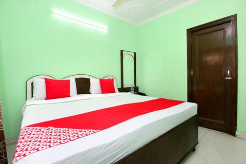 OYO Flagship 70200 Radha Swami Guest House Hotel in Punjab, India