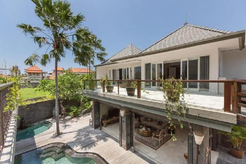 Tropical Vintage-style 4BR Private Villa in Canggu Vacation rental in North Kuta