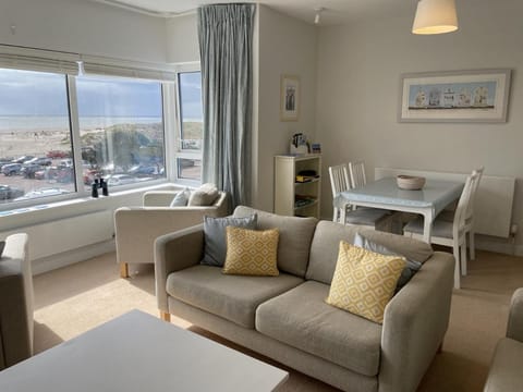 Lovely seafront 2 bedroom Apartment 4 Vacation rental in Aberdyfi