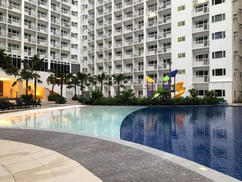 Hip and Cozy 1BR Pool View with Balcony Condo in Pasay