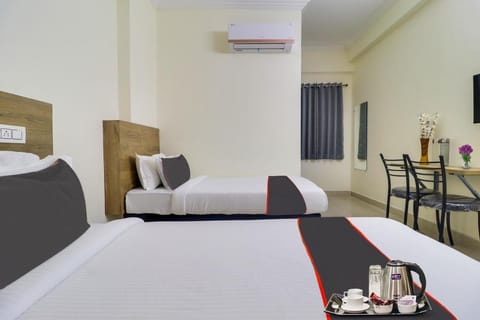 Super OYO Collection O Hotel Rio Kondapur Near Rahavendra colony Hotel in Hyderabad