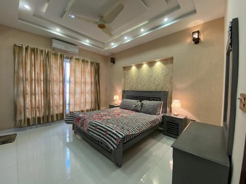 Fully Furnished 10 Marla 3 beds Upper Portion  Vacation rental in Lahore