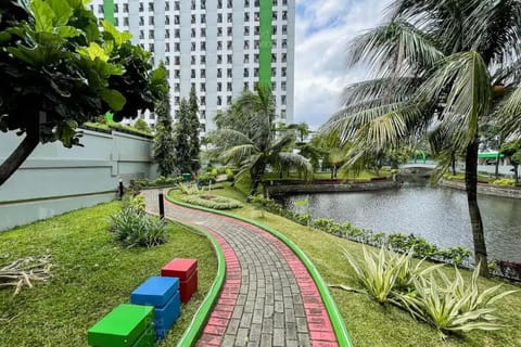 RedLiving Apartemen Green Lake View Ciputat - Pelangi Rooms 3 Tower E Vacation rental in South Jakarta City