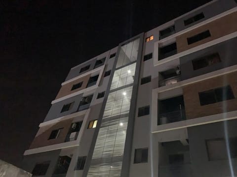 The Luxury Condo-2BHK-Netflix/WiFi/Lockbox/Balcony Condo in Islamabad