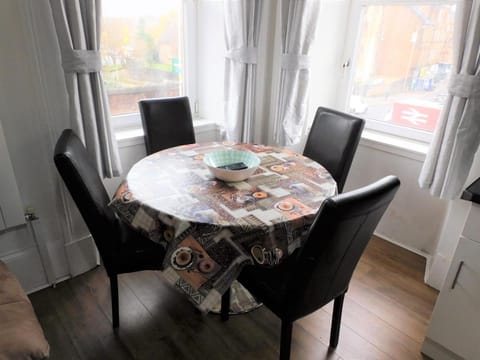 Comfortable 4 bed Apt in Paisley Next to Station Vacation rental in Paisley