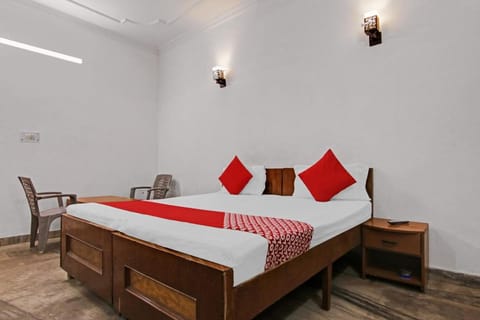 OYO Flagship Red Carmine 2 Near Sarita Vihar Metro Station Hotel in Noida