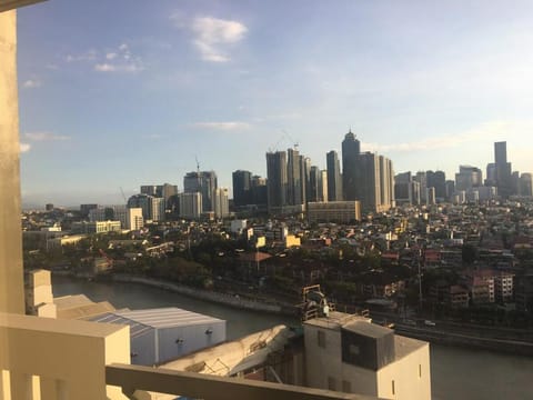 Well furnished 2 BR condo unit Appartamento in Mandaluyong