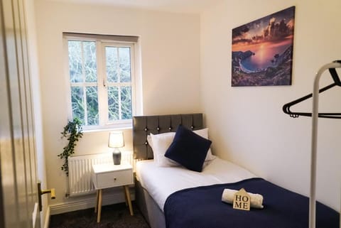 Comfort Lodge - Modern 5 bed house w 2 bathrooms, parking & gardens Vacation rental in Solihull