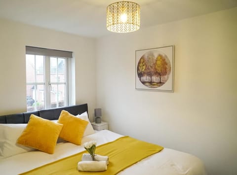 Comfort Lodge - Modern 5 bed house w 2 bathrooms, parking & gardens Vacation rental in Solihull