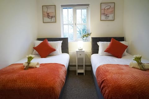 Comfort Lodge - Modern 5 bed house w 2 bathrooms, parking & gardens Vacation rental in Solihull