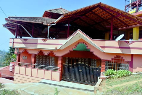 Holidayincoorg Royal Mansion Vacation rental in Madikeri