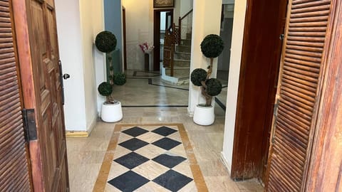 4 bed Spacious Villa Villa in Lahore