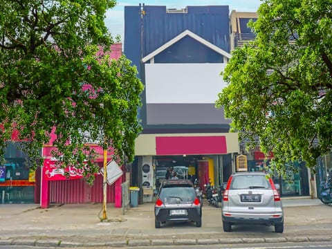 OYO 92216 Elite Residence Ciputat Syariah Hotel in South Jakarta City