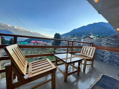 DIVINE CAFE Bed and breakfast in Manali