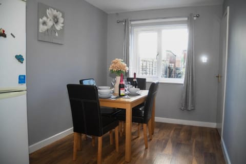 2ndHomeStays- Willenhall-A Serene 3 Bed House with a Garden View-Suitable for Contractors and Families-Sleeps 9 - 7 mins to J10 M6 and 21 mins to Birmingham Vacation rental in Walsall