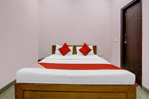 OYO Flagship Deepanshu Residency Hotel in Noida