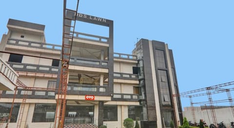 OYO Flagship 806481 HOTEL DDS LAWN Vacation rental in Lucknow