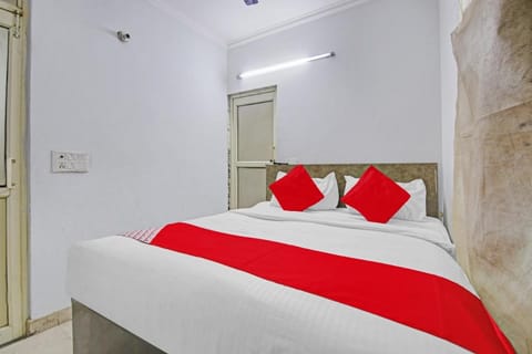 OYO Flagship Hotel Dream Sky Near Akshardham Vacation rental in Noida