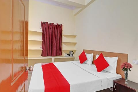 OYO Flagship 80983G RBS Square Langer Houz Hotel in Hyderabad