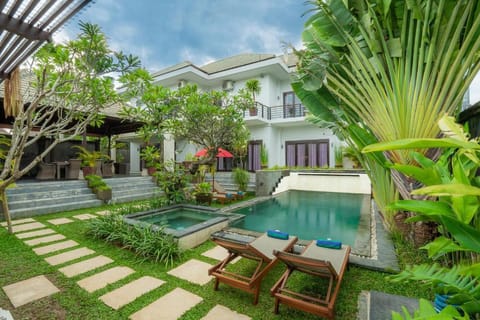 Cozy 7BR Villa with Private Pool #R29 Chalet in North Kuta