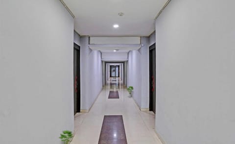 OYO Flagship Red Stay Near V3S Mall Vacation rental in Noida