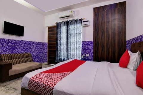 OYO Flagship Tree House Vacation rental in Noida