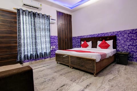 OYO Flagship Tree House Vacation rental in Noida