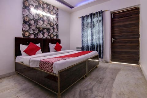 OYO Flagship Tree House Vacation rental in Noida