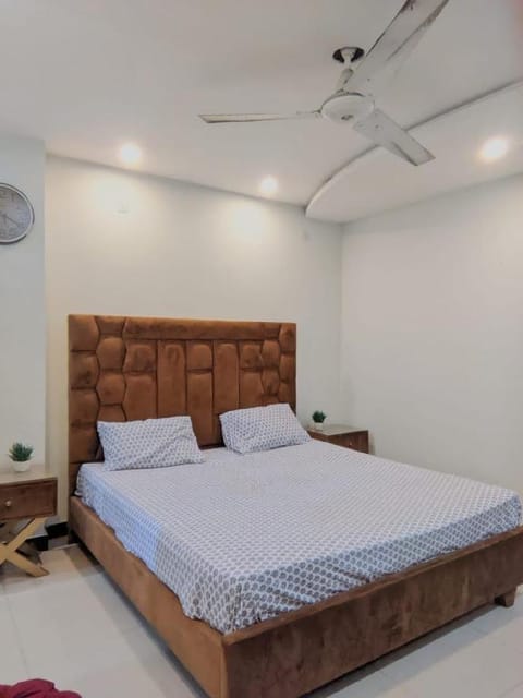 One bed luxury Apartment For Per day Apartment in Lahore
