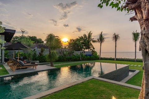 Sea View Pool House- Exclusive Beachfront Property Moradia in Buleleng