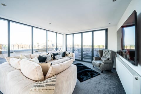 Luxurious 2-Bedroom Penthouse Apartment with Stunning Glass-Wall Views in Barnsley Town Centre Vacation rental in Borough of Barnsley