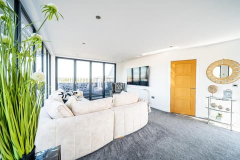 Luxurious 2-Bedroom Penthouse Apartment with Stunning Glass-Wall Views in Barnsley Town Centre Vacation rental in Borough of Barnsley