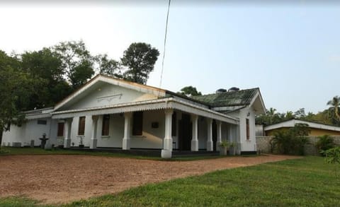 Villa Cinnamon in Dodanduwa near Hikkaduwa, Sri Lanka - ideal for 10 guests Vacation rental in Hikkaduwa